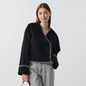 Gina tricot jacka - Säljer denna superfina och slutsålda jacka från Gina. Använt fåtal gånger och säljer därför vidare denna nu. Passar xs-m. Köparen står för frakten.🌸