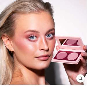 Säljer en helt ny Dou dimension blush från LH cosmetics i färgen Area 💗 Finns egna bilder att få. Säljer för 249 kr men kan sälja för 200 kr vid snabb affär