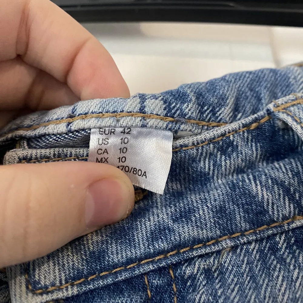 Ett par rutiga jeans som jag säljer då de nu mera är förstora. De är i mycket bra skick🥰 (Kunden betalar frakten) . Jeans & Byxor.