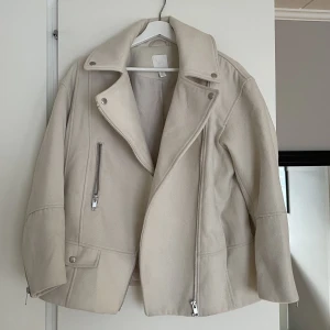 Beige jacka - En beige jacka från H&M, använd fåtal gånger.