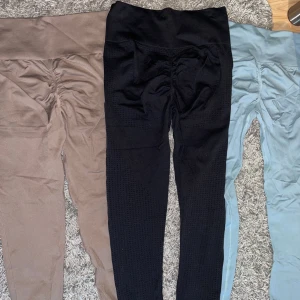 Scrunch leggings  - Säljer 3 par scrunch leggings i Storlek M köpta på shein . Alla är väldigt bekväma och stretchiga, sitter väldigt fint. Säljer alla för 300kr. Annars 150kr styck   Skicka gärna meddelande vid funderingar 🥰 