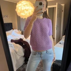 Stickad tshirt  - Säljer nu min stickade lila tshirt!!! Super skön och cool färg 😍 Köpte förra året men är endast använd fåtal gånger så den är i nyskick! Nypris 500kr