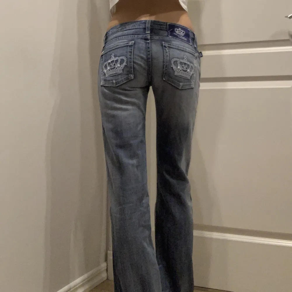 Säljer mina helt otroliga Victoria Beckham rock & republic jeans. De är nog det snyggaste paret jeans jag äger och svåra att få tag på😍 De är i strl 27 men passar mig som brukar ha 26. Jag är 170 och de är långa på mig, brukar använda dem med platåskor🤩 . Jeans & Byxor.