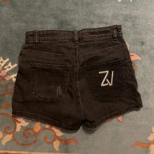Checkar bara om någon är intresserad av ett par grå Zadig shorts. Så snygga! Aldrig använda✅ Köpte i butik för ca 600kr! Strl 16/M. Kontakta mig vid intresse!🔥💞