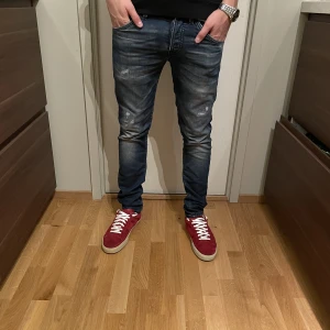 Jack and Jones jeans - Slim fit jeans från Jack and Jones. Storlek 28:30. Nypris är 999kr och de är i gott skick. Modellen på bilden är 177cm och väger 57kg.