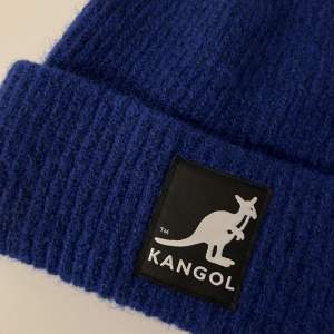 Mörkblå kangol mössa från deras kollektion med HM, använd fåtal gånger. 