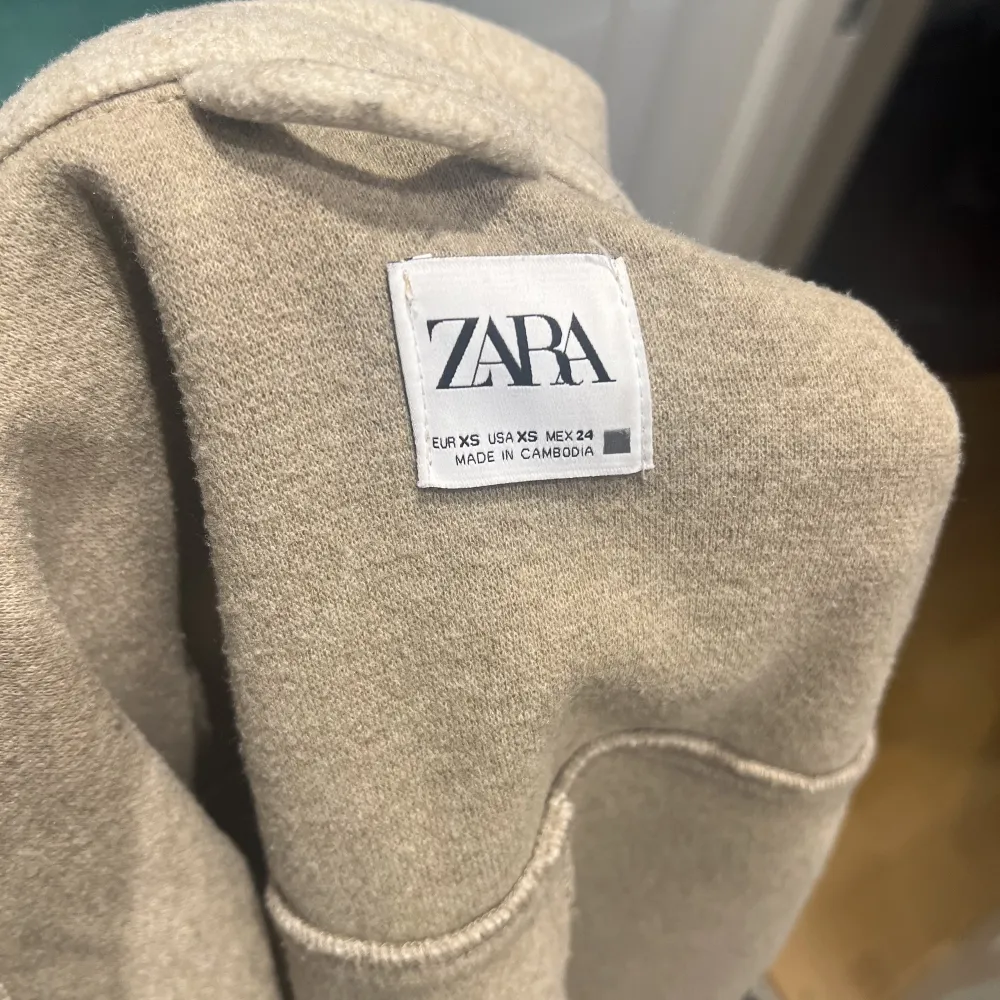 Säljer denna lite tunnare kappa som jag köpte på Zara förra året. Den är använd ett fåtal gånger och är i bra skick💓. Jackor.