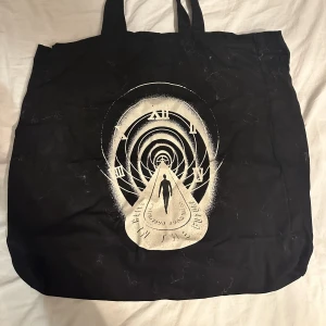 Louis Tomlinson tote bag - Louis Tomlinson totebag köpt på hans konsert i september 2023. Använt Max 1 gång. Säljer då jag inte använder den och tror någon annan kan njuta av den mer! Köpt för 500kr (tror jag)