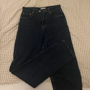 Jeans  - Mörkblå jeans ifrån Gina tricot. Använd fåtal gånger. Rak modell