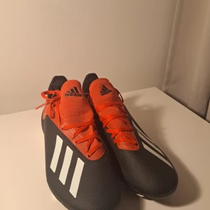 Ett par adidas fotbollskor. Knappt använda😀 - Addidas fotbollskor storlek 44. Väldigt bra skick.  Pris kan diskuteras