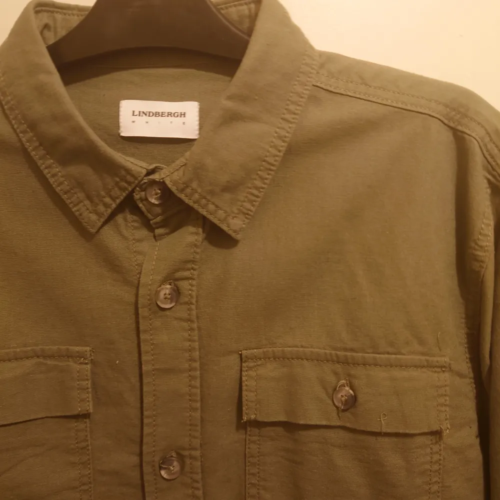 Ny tuff skjorta i Army stuk och olivgrön färg i storlek XL  Nypris 699 kr Mitt pris endast 199 kr plus frakt . Skjortor.