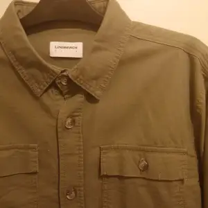 Ny tuff skjorta i Army stuk och olivgrön färg i storlek XL  Nypris 699 kr Mitt pris endast 199 kr plus frakt 