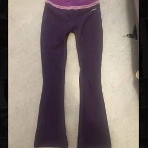 Yogapants rebook  - Yogapants fr rebook i mörklila med ljuslila kant. Super snygga. Passar mig bra i längden som är 171cm. 
