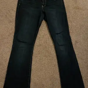 Low Rise jeans i storlek 40-44 och det är inga kläckar på dom och dom är typ helt vanliga vi foten👍 + frakt