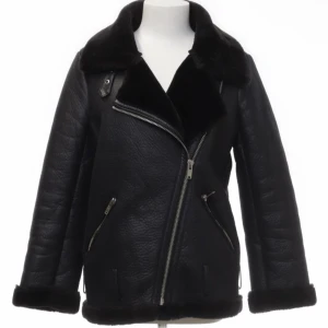 Vinterjacka - Säljer en super skön vinterjacka från zara, defekter finns se på den andra bilden. Den är för kort i armarna för mig därav så finns det ingen bild på💞Skickar den samma dag eller dagen efter den köpts!! Skicka bud. Nypris 1200💋