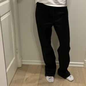 Weekday jeans - Säljer dessa baggy weekday jeans. Model ”row” strl 28/33.😊 jag har fler bilder