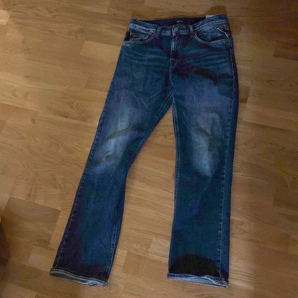 Assnygga blåa jeans med med sliten färg (slitna färgen är modellen) Bara jeansen medföljer och jag säljer dem för att jag växt ut dem.. Jeans & Byxor.