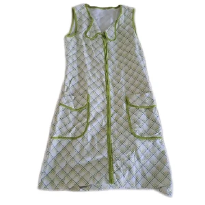 Vintage klänning  - 60tal tror jag. Klänning köpt men var för liten. Är hemsydd så storlek och material är okänt. Pris är diskuterbart vid snabb affär. Mått rakt över (cm): Midja: 41 Byst: 40 Längd: 87 För mer info skicka pm. Ansvarar inte för paketet under frakten. 💖