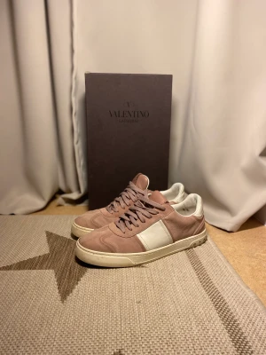 Valentino Flycrew - Rosa valentino flycrews i 8/10 skick, saknar bara en spik Kan gå ner i pris vid snabb affär