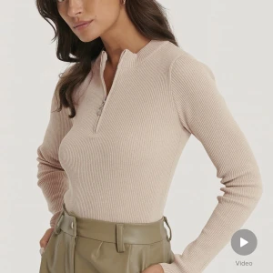 Beige ribbad halfzip - Halfzip tröja i ribbat material med en fin tight passform 