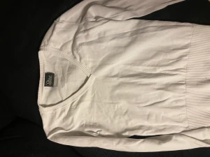 Peak Performance tröj  - En vit fin tjej tröja av märket Peak Performance. Mycket fint skick och är i storlek S