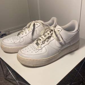 Vita Nike air force 1 i använt skick. Stl 38,5