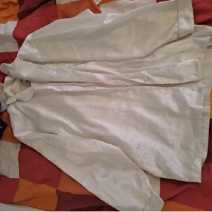 Skjorta - Skjorta från äldre lindex. Står str. M 38/40, men är oversized. Pris diskuterbart. Skön att ha på sommaren. Saknas en knapp mitt på.    För mer info skicka pm. Köparen står för frakten. Ansvarar inte för paketet under frakt.💖😊