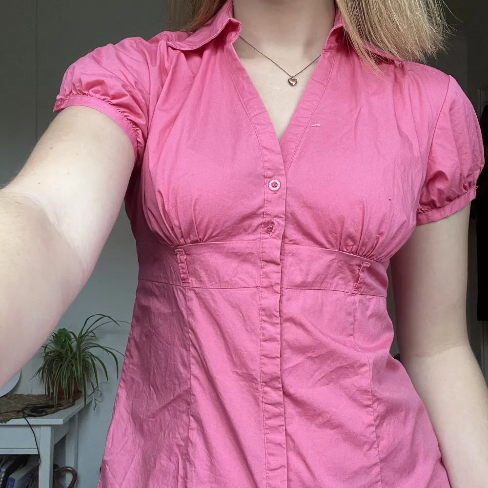 Kortärmad skjorta i en stark rosa färg! Insydd i ryggen men det går att sprätta upp. Skriv för fler bilder!. Skjortor.