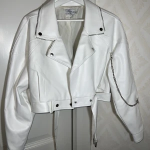 Kroppad jacka strl 36 - Fin populär kroppad jacka från Hanna Schönbergs kollektion med NA-KD strl 36.