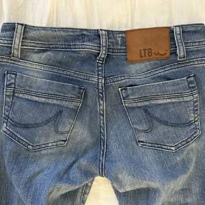 Säljer dessa lågmidjade ltb jeans i den omtyckta modellen ( Valerie). Strl W21 L32 ( Xs ) midjemått 36 rakt över. Det är stretch i byxan & jag är 166 cm🩷
