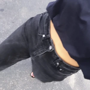 Jeans - Svarta/mörk grå jeans från weekday 