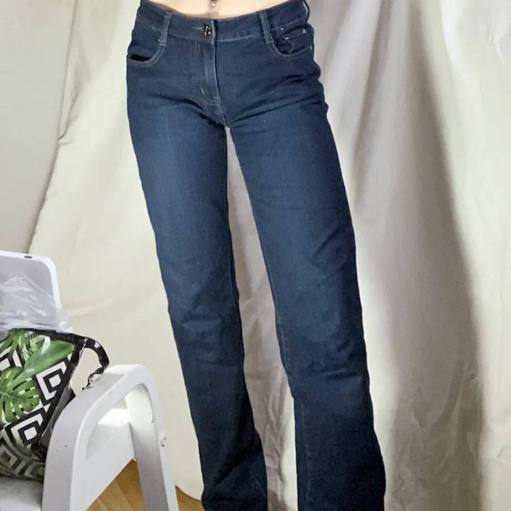 Jeans med låg midja och raka ben i stretchig bomull.  Skicka DM vid frågor. ☆．。･. Jeans & Byxor.