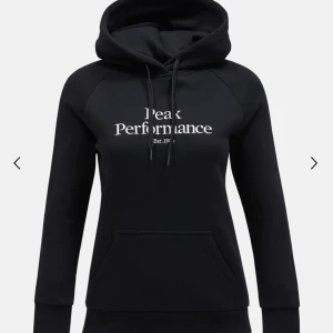 Peak performance  - Jag säljer nu min peak performance Hoodie eftersom den är lite liten på mig i armarna och inte kommer till användning, använd ca 3 gånger så nästan som ny inga skador på, skriv privat för mer bilder eller info🤍 ny pris 1300 