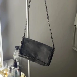 Väska  - Bra skicka bara att den är lite sönder inifrån mem detta påverkar inte väskans funktion