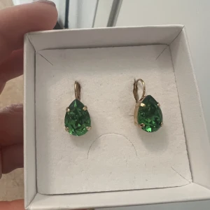 Caroline svedbom örhängen  - Mini drop clasp örhängen dark Moss green (gold) Helt nya och oanvända! Nypris 595kr