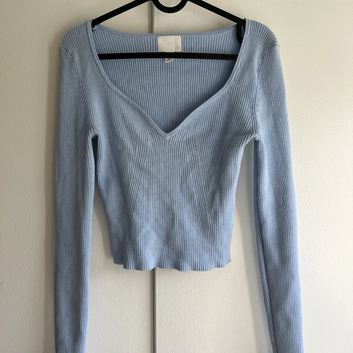 Två olika stickade tröjor  - 90