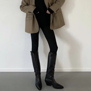 Boots - Snygga boots som passar perfekt till hösten och vintern. Supersköna att gå i och bara använda en gång. Strl 39. Kan skickas mot fraktkostnad eller mötas upp☺️