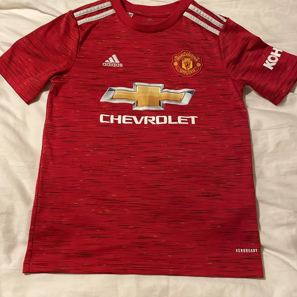 Säljer Manchester United tröja i orginal i mycket fint skick.. T-shirts.