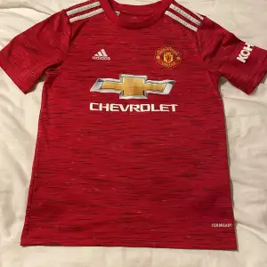 Säljer Manchester United tröja i orginal i mycket fint skick.