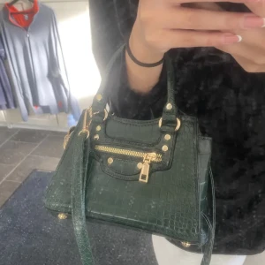 Liten grön väska  - Super snygg väska i en mörkgrön färg med guldiga detaljer.  Skjäljer direkt för 300❤️