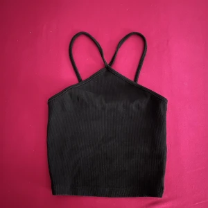 Svart topp - Svart topp, med snören som en fin detalj 💕💕 Från Gina Tricot!! Bra skick, inga defekter eller noppringar!!