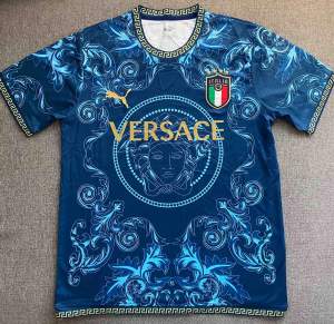 Helt ny oanvänd Versace x Italien fotbollströja. Kommer med påse och tags.