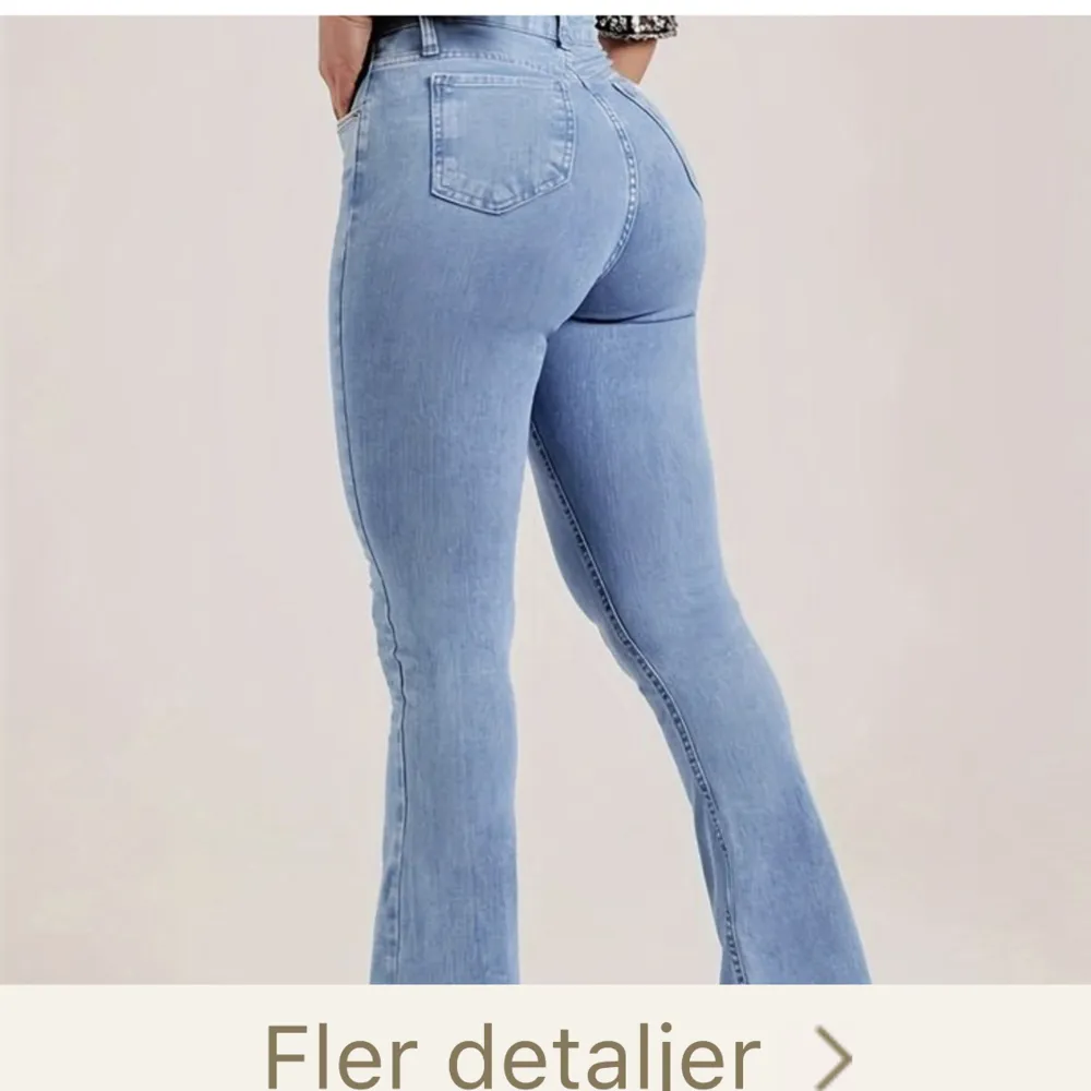 Utsvängda jeans i gott skick . Jeans & Byxor.