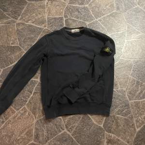 Stone Island tröja Marinblå Har litet hål på höger armbåge, men går lätt att fixa 