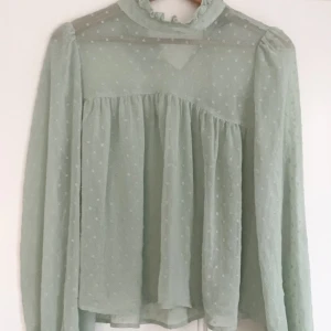 Grön blus - Använd få gånger💖köpt här på plick. 