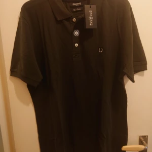 Ny snygg Pike tröja från Pre End - Helt ny Pike tröja i olivgrön färg från Pre End  Orginal prislapp och tag på 300 kr Mitt pris 125 kr plus frakt 