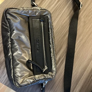 Calvin Klein  - Calvin Klein väska.