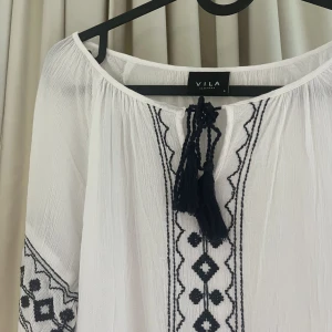 Blus  - Säljer denna blus från vila❤️Köpt på plick, aldrig använd! Lite skrynklig men går att stryka. 