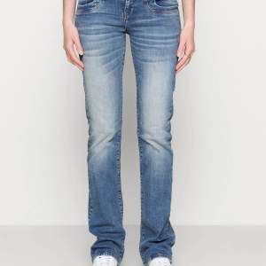 Säljer mina mörklblåa Valerie  bootcut jeans från LTB. Väldigt långa i benen och knappt använda.  Nypris 900kr men säljer för 400kr. Storlek 29 längd 36.