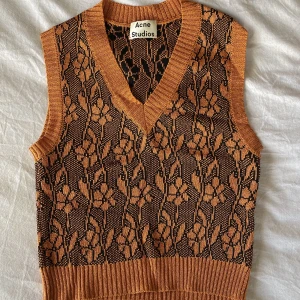 Acne topp - Stickad västtopp från Acne Studios som är sparsamt använd, pris kan diskuteras 😊🧡
